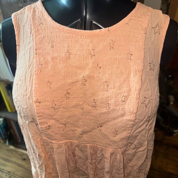 Torrid pink 2x gold accent smocked flowy sleeveless blouse - Picture 3 of 5